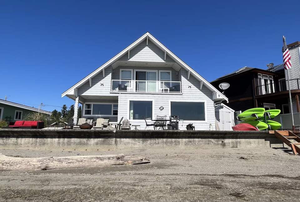 Beachfront Escape with Panoramic Views of Puget Sound & the Cascades - Tulalip, Washington