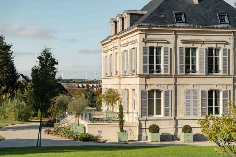 View of the house from the pool terrasse