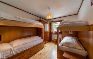 Elegant Ground-Floor Apartment with Shared Spa Access - Madulain, Switzerland
