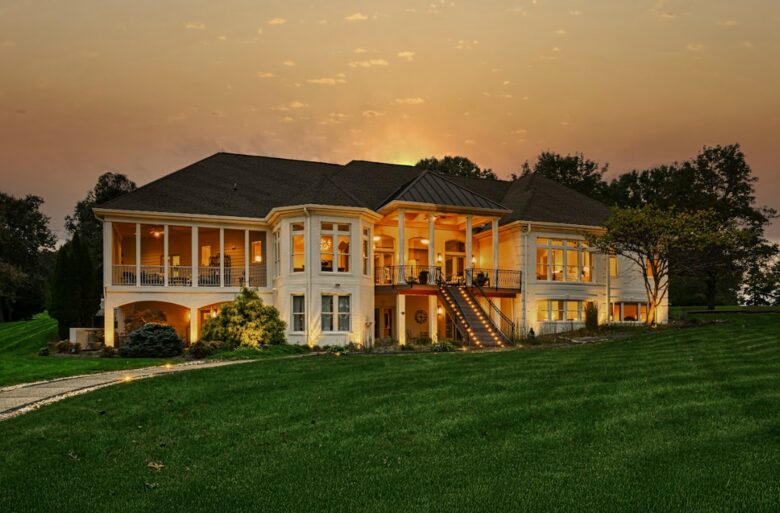 Grand Waterfront Retreat with Boathouse & Tiki Bar - Mineral, Virginia