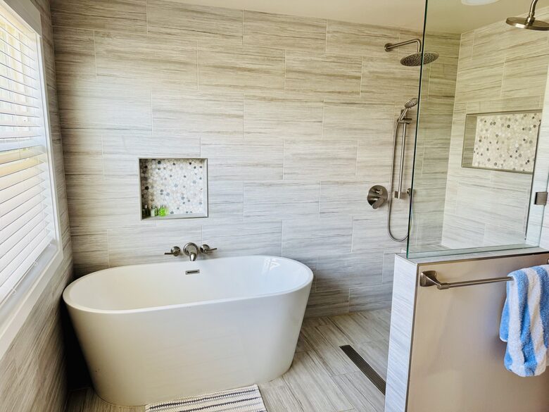 Guest bathroom (downstairs)