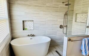 Guest bathroom (downstairs)