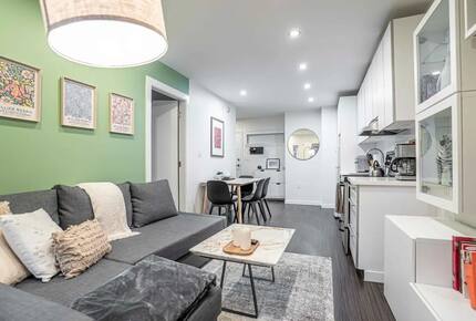 Modern Stay in Iconic Gastown with Courtyard Access - Vancouver, Canada