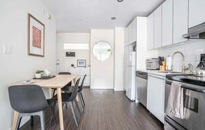 Modern Stay in Iconic Gastown with Courtyard Access - Vancouver, Canada