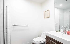 Modern Stay in Iconic Gastown with Courtyard Access - Vancouver, Canada