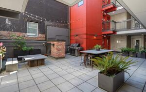 Modern Stay in Iconic Gastown with Courtyard Access - Vancouver, Canada
