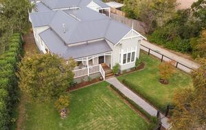 Elegant Victorian Retreat in the Heart of Woodend - Woodend, Australia