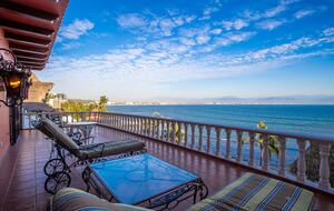 Spanish Colonial Beachfront Retreat in Cruz de Huanacaxtle - Cruz de Huanacaxtle, Mexico