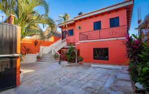 Spanish Colonial Beachfront Retreat in Cruz de Huanacaxtle - Cruz de Huanacaxtle, Mexico