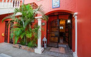 Spanish Colonial Beachfront Retreat in Cruz de Huanacaxtle - Cruz de Huanacaxtle, Mexico