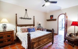 Spanish Colonial Beachfront Retreat in Cruz de Huanacaxtle - Cruz de Huanacaxtle, Mexico