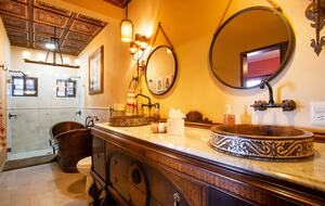 Spanish Colonial Beachfront Retreat in Cruz de Huanacaxtle - Cruz de Huanacaxtle, Mexico