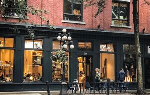 Modern Stay in Iconic Gastown with Courtyard Access - Vancouver, Canada