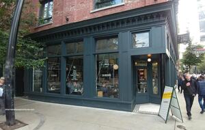 Modern Stay in Iconic Gastown with Courtyard Access - Vancouver, Canada