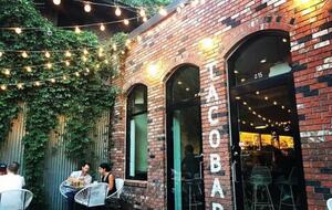 Modern Stay in Iconic Gastown with Courtyard Access - Vancouver, Canada