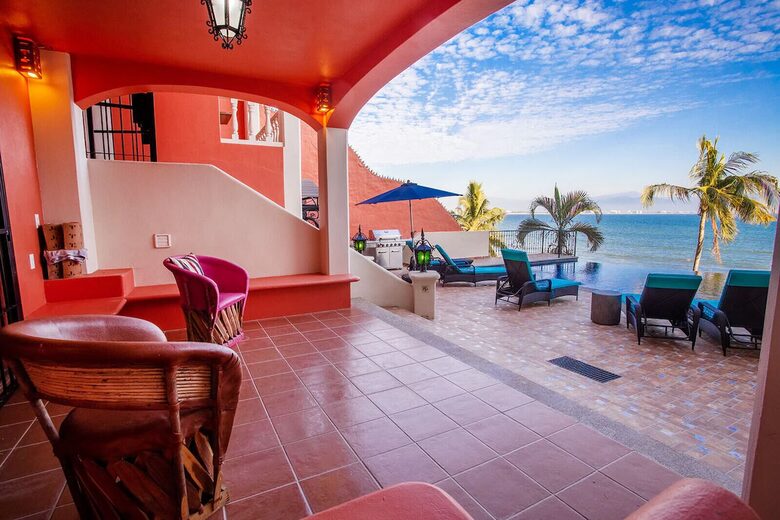 Spanish Colonial Beachfront Retreat in Cruz de Huanacaxtle - Cruz de Huanacaxtle, Mexico
