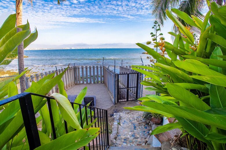 Spanish Colonial Beachfront Retreat in Cruz de Huanacaxtle - Cruz de Huanacaxtle, Mexico