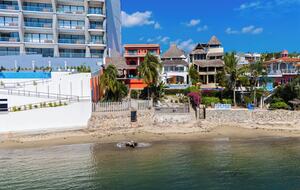 Spanish Colonial Beachfront Retreat in Cruz de Huanacaxtle - Cruz de Huanacaxtle, Mexico