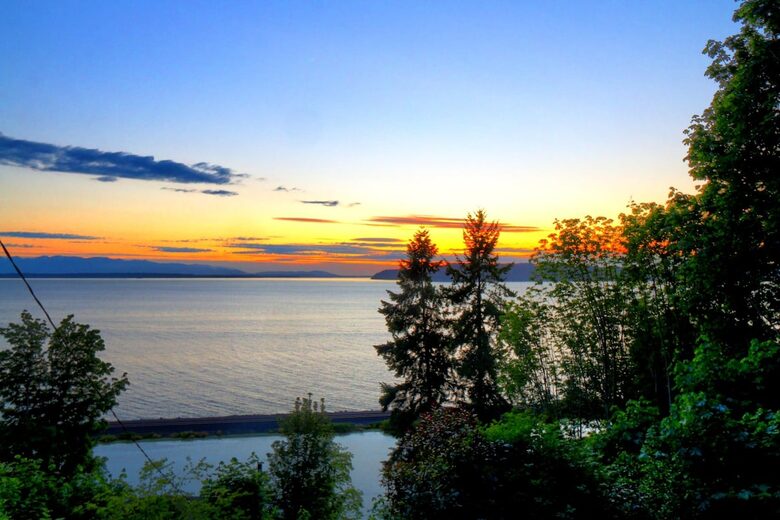 Encantadora casita en la ladera con vistas al mar y espacios al aire libre - Edmonds, Washington