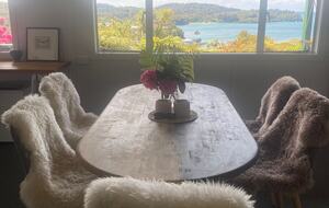Privates Ferienhaus auf Stewart Island mit Blick auf die Bucht und Spa – Oban, Neuseeland