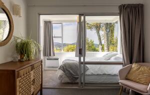 Privates Ferienhaus auf Stewart Island mit Blick auf die Bucht und Spa – Oban, Neuseeland