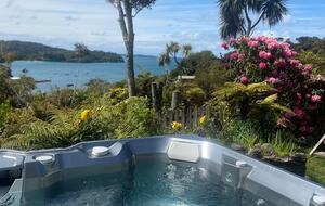 Privates Ferienhaus auf Stewart Island mit Blick auf die Bucht und Spa – Oban, Neuseeland