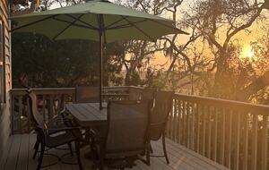 Main level outdoor dining area for 6