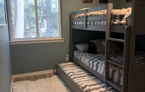 Bunkroom - Two full bunk beds with twin pull out
