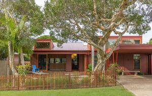 Design-Forward Beach House with Seamless Indoor–Outdoor Living - Byron Bay, Australia