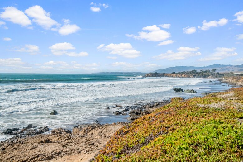 บ้านพักริมทะเลพร้อมทางลงชายหาดส่วนตัวในซานซิเมียน - ซานซิเมียน, แคลิฟอร์เนีย