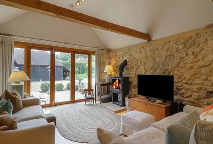 A Tasteful Cottage Among Gold Medal Gardens - Maidstone, United Kingdom