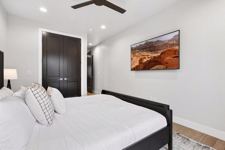 Luxury 7BR Escape Near Zion with Private Pool - Hurricane, Utah