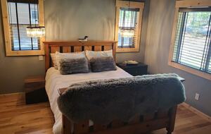 Queen bedrm with ensuite(double vanity, toilet, soaking tub)