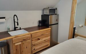 Kitchenette stocked w/convection oven, fridge/frzr, coffee