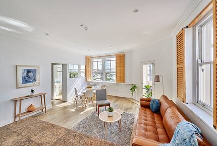 Manly Beachfront Stay with Ocean Views Near Ferry - Manly, Australia