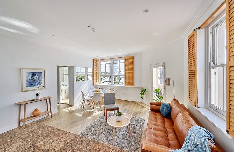 Manly Beachfront Stay with Ocean Views Near Ferry - Manly, Australia