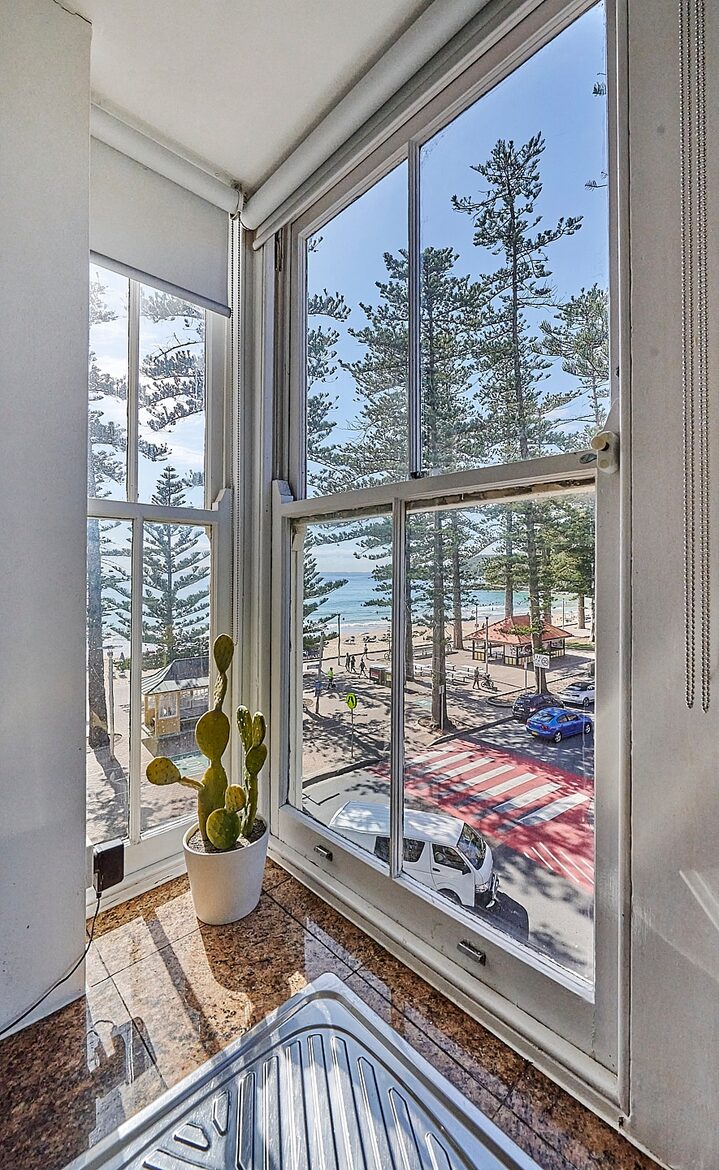 Manly Beachfront Stay with Ocean Views Near Ferry - Manly, Australia