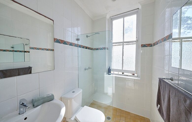 Manly Beachfront Stay with Ocean Views Near Ferry - Manly, Australia