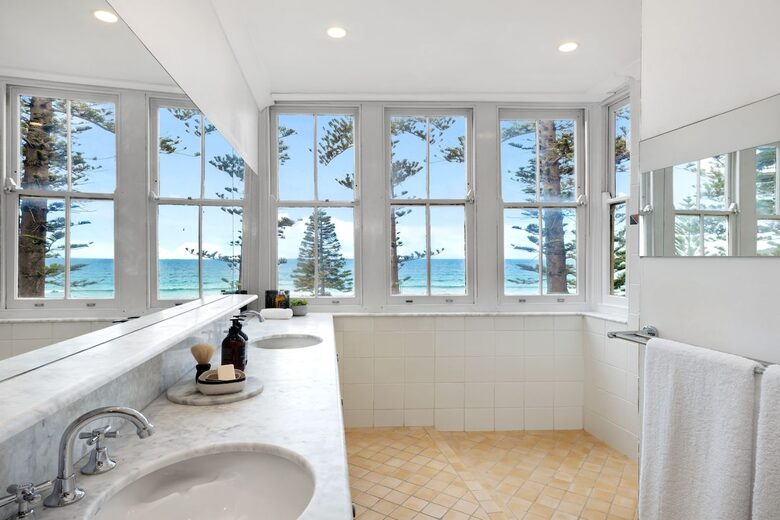 Manly Beachfront Stay with Ocean Views Near Ferry - Manly, Australia