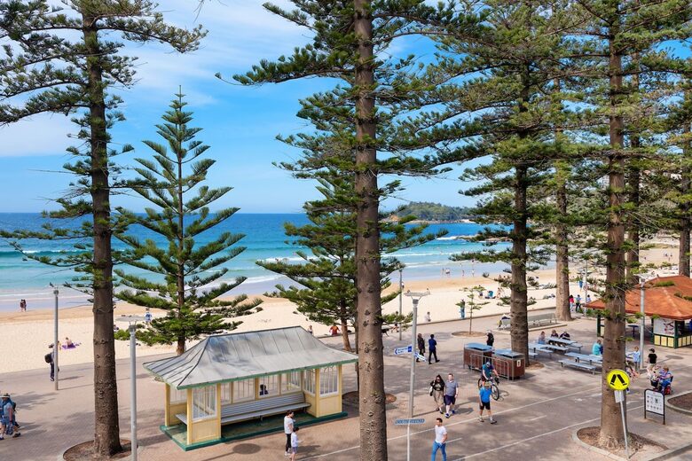 Manly Beachfront Stay with Ocean Views Near Ferry - Manly, Australia