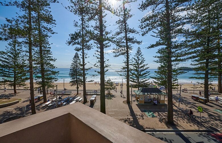 Manly Beachfront Stay with Ocean Views Near Ferry - Manly, Australia