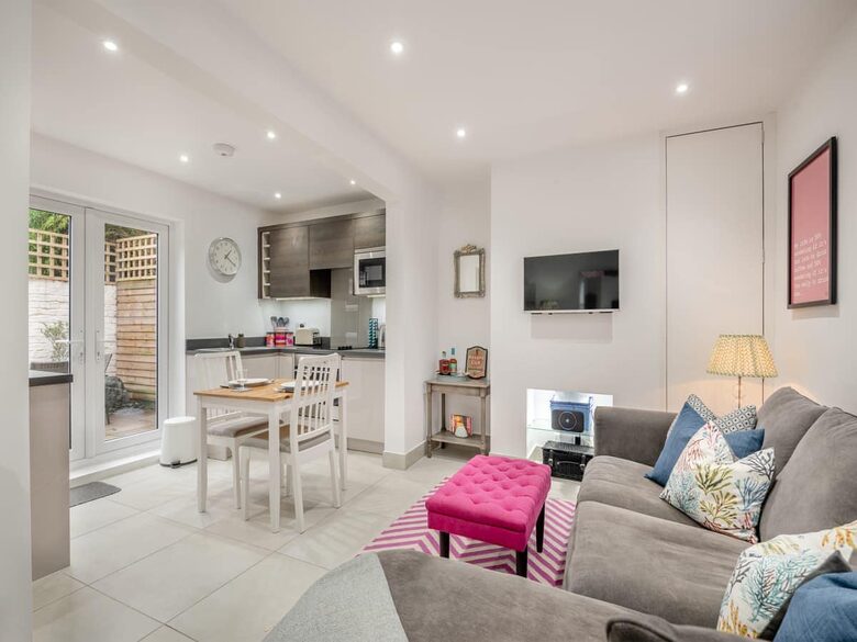 The Rum Cottage in Cheltenham’s Cultural Heart - Cheltenham, United Kingdom