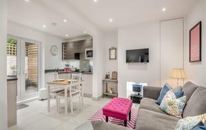 The Rum Cottage in Cheltenham’s Cultural Heart - Cheltenham, United Kingdom