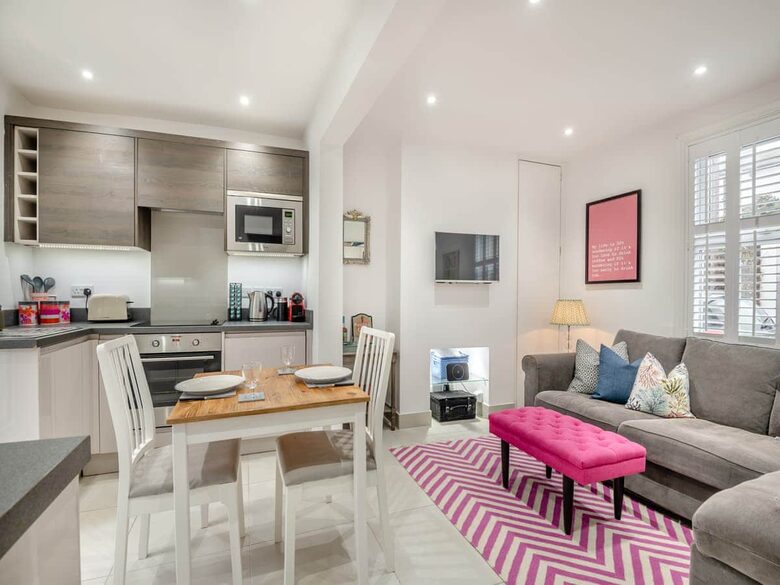 The Rum Cottage in Cheltenham’s Cultural Heart - Cheltenham, United Kingdom