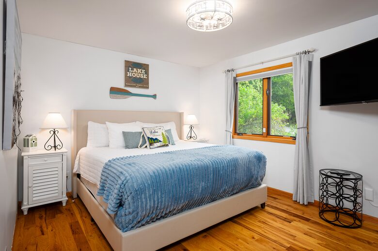 Main floor king bedroom