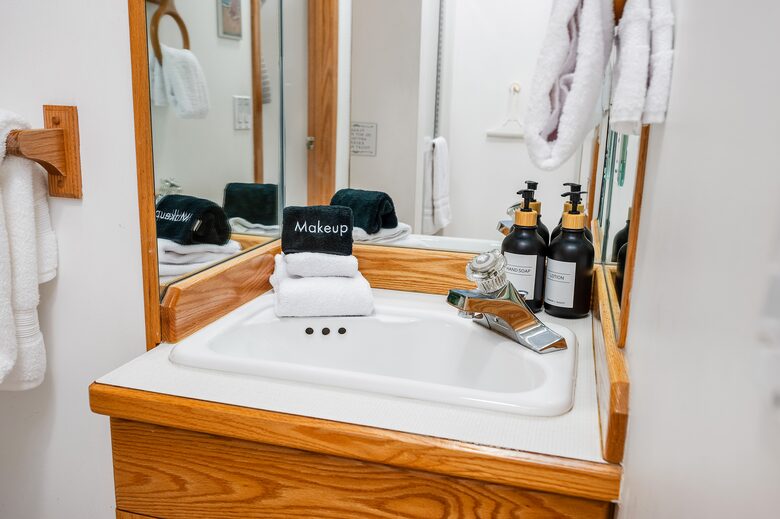 Upstairs ensuite bathroom