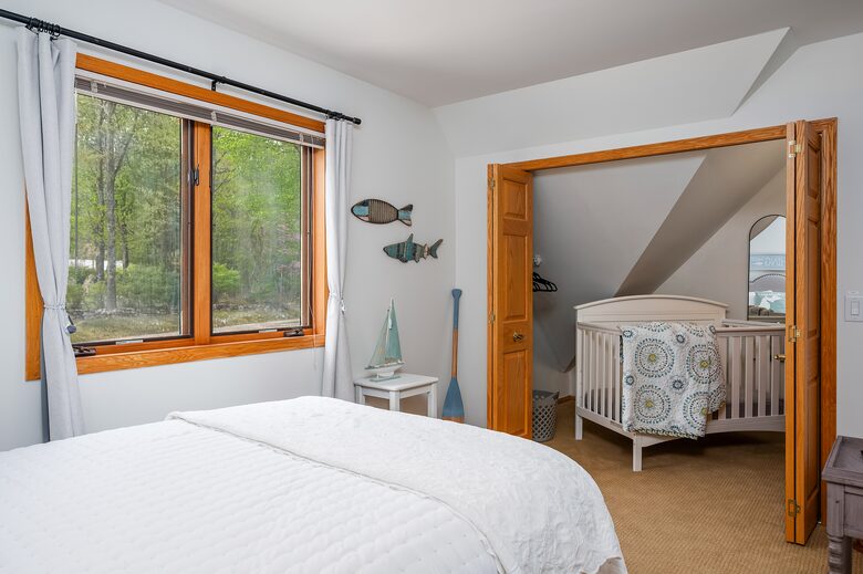 Crib located in Upstairs Queen bedroom