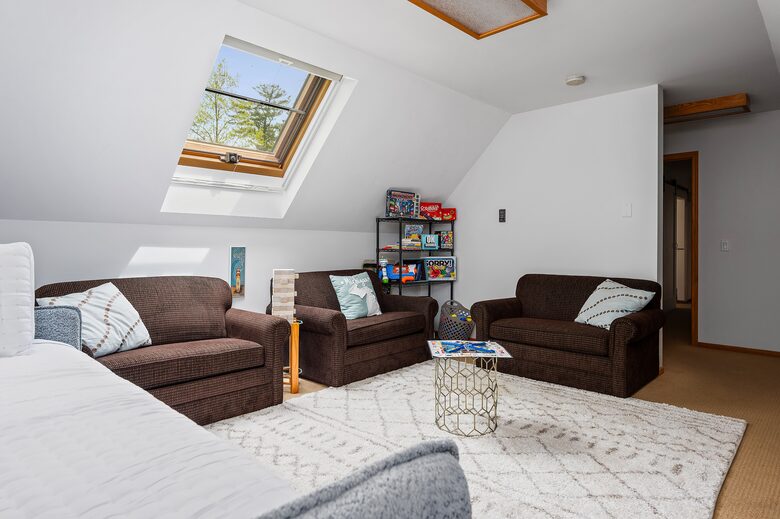 Kinds bedroom with pull out beds and Queen Daybed