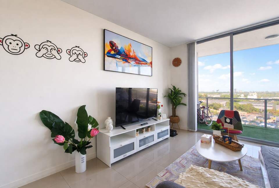 Modern High-Rise Retreat with City Views - Granville, Australia