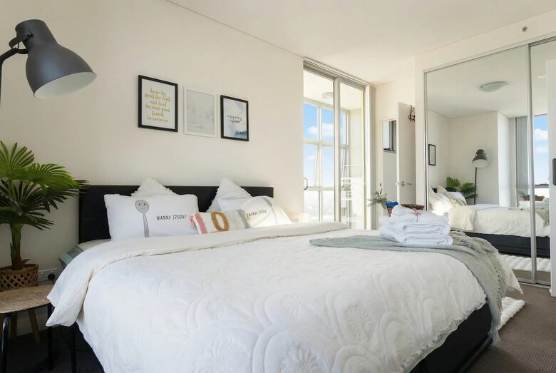 Modern High-Rise Retreat with City Views - Granville, Australia